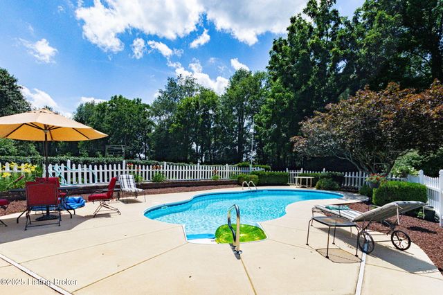 1900 Grand Villa Dr, La Grange, KY 40031