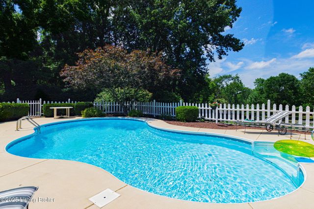 1900 Grand Villa Dr, La Grange, KY 40031