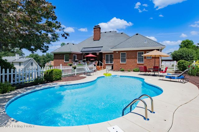 1900 Grand Villa Dr, La Grange, KY 40031