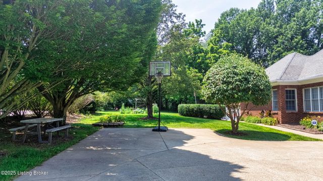 1900 Grand Villa Dr, La Grange, KY 40031