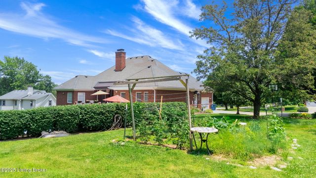 1900 Grand Villa Dr, La Grange, KY 40031