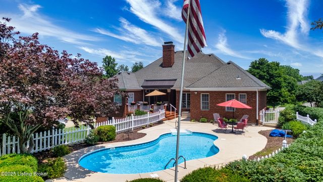 1900 Grand Villa Dr, La Grange, KY 40031