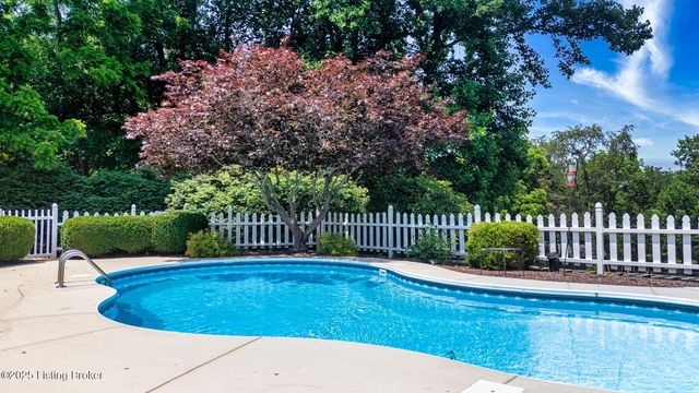 1900 Grand Villa Dr, La Grange, KY 40031