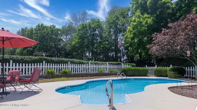 1900 Grand Villa Dr, La Grange, KY 40031