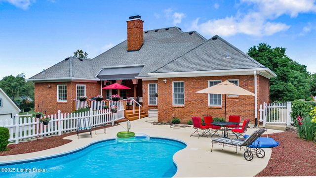 1900 Grand Villa Dr, La Grange, KY 40031