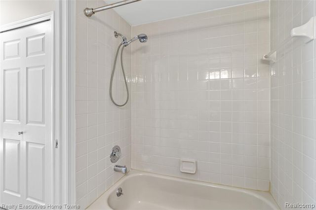 929 Country Club Drive, Saint Clair Shores, MI 48082