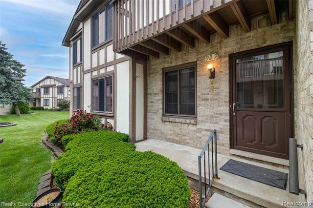 929 Country Club Drive, Saint Clair Shores, MI 48082