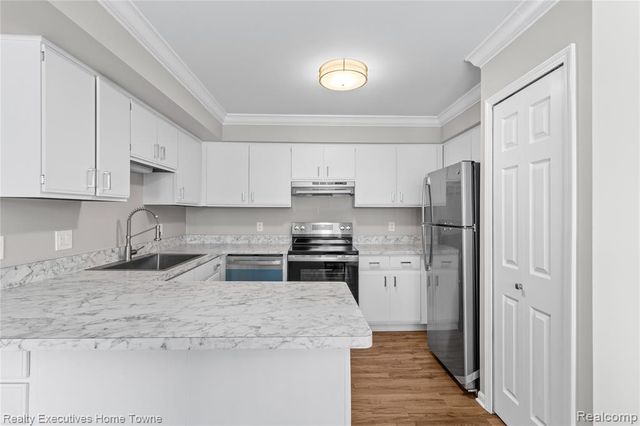 929 Country Club Drive, Saint Clair Shores, MI 48082