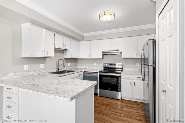 929 Country Club Drive, Saint Clair Shores, MI 48082