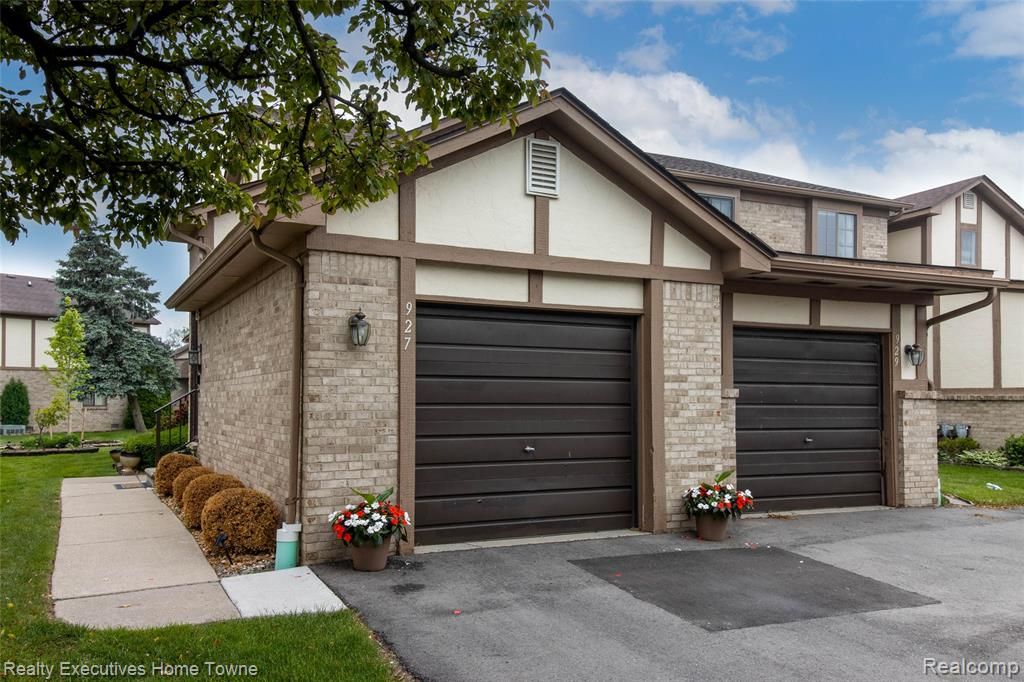 929 Country Club Drive, Saint Clair Shores, MI 48082