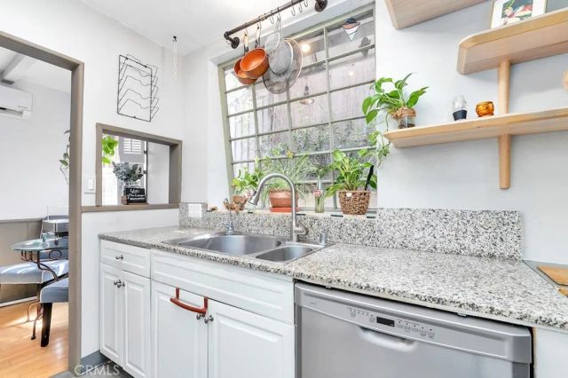 8869 Lookout Mountain Ave, Los Angeles, CA 90046