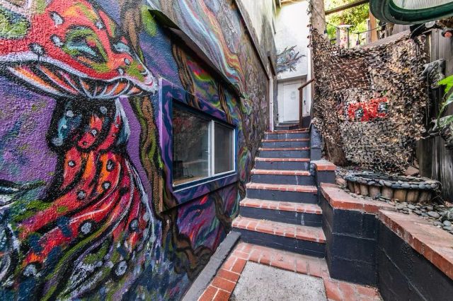 8869 Lookout Mountain Ave, Los Angeles, CA 90046