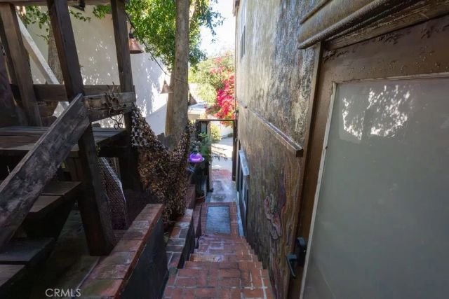 8869 Lookout Mountain Ave, Los Angeles, CA 90046