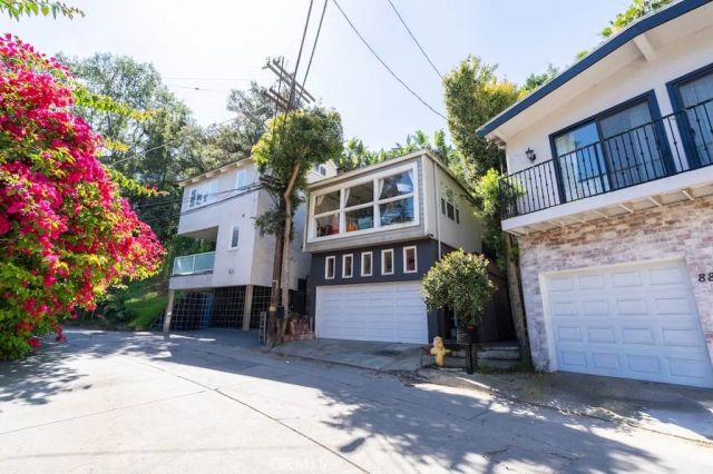 8869 Lookout Mountain Ave, Los Angeles, CA 90046