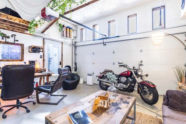 8869 Lookout Mountain Ave, Los Angeles, CA 90046