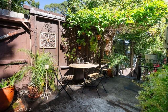 8869 Lookout Mountain Ave, Los Angeles, CA 90046