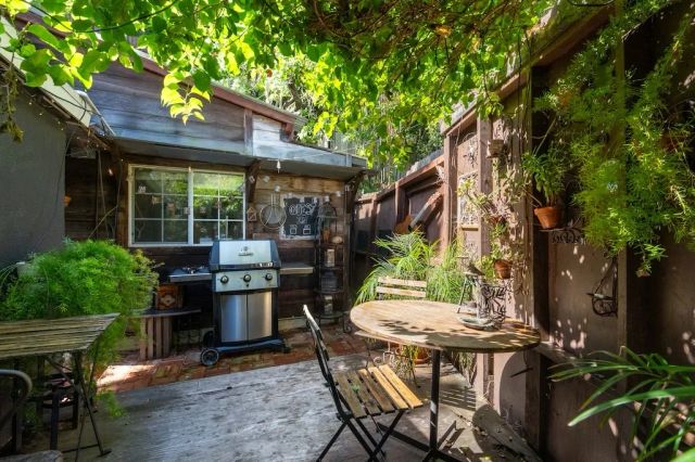 8869 Lookout Mountain Ave, Los Angeles, CA 90046