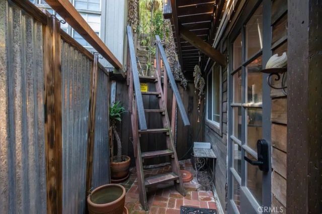 8869 Lookout Mountain Ave, Los Angeles, CA 90046