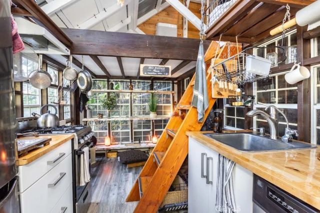 8869 Lookout Mountain Ave, Los Angeles, CA 90046