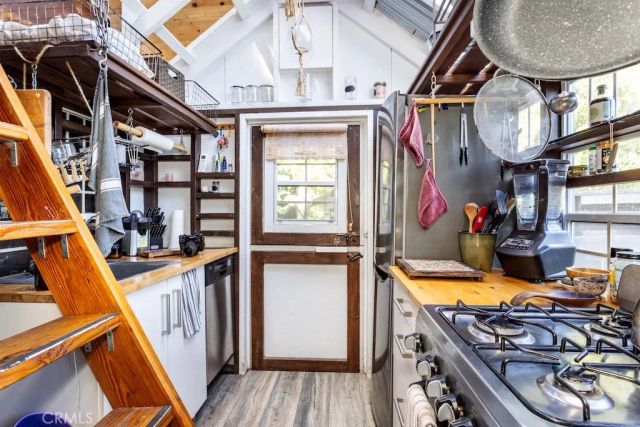 8869 Lookout Mountain Ave, Los Angeles, CA 90046