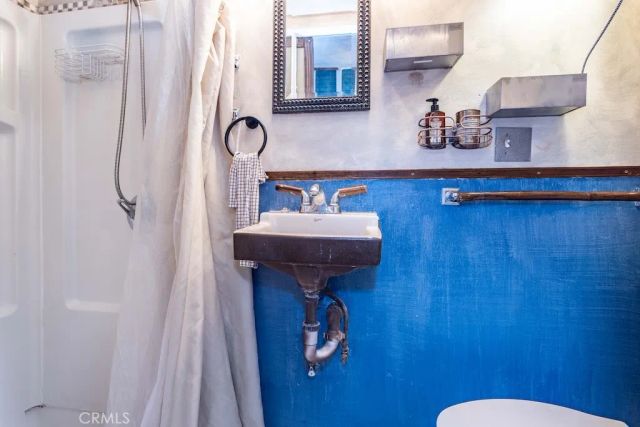 8869 Lookout Mountain Ave, Los Angeles, CA 90046