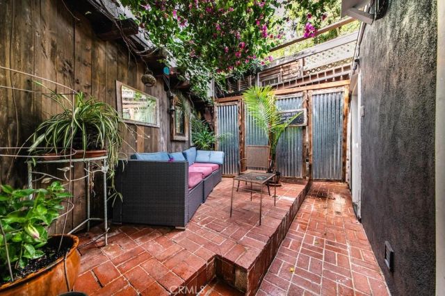 8869 Lookout Mountain Ave, Los Angeles, CA 90046