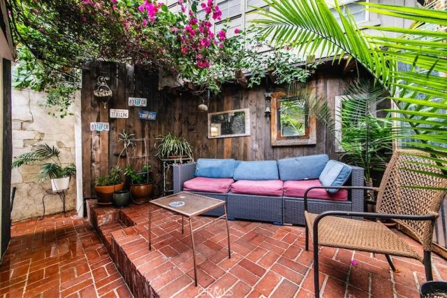 8869 Lookout Mountain Ave, Los Angeles, CA 90046