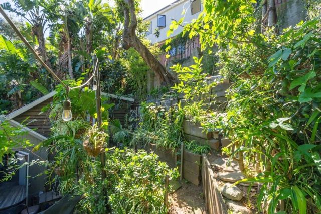 8869 Lookout Mountain Ave, Los Angeles, CA 90046