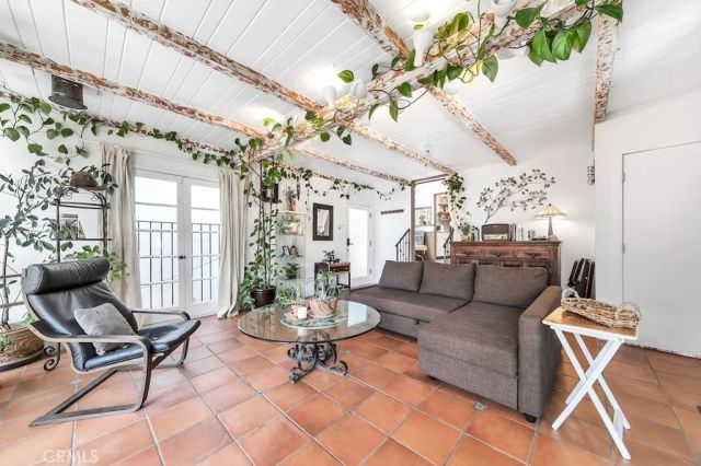 8869 Lookout Mountain Ave, Los Angeles, CA 90046