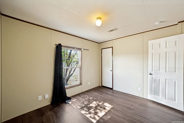 324 29th St E, Lakehills, TX 78063