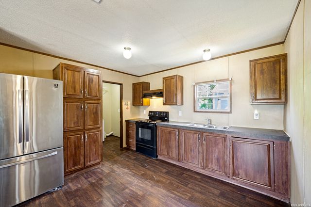 324 29th St E, Lakehills, TX 78063