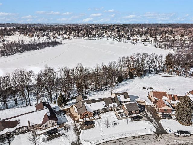 11869 Shenandoah Drive 4, South Lyon, MI 48178