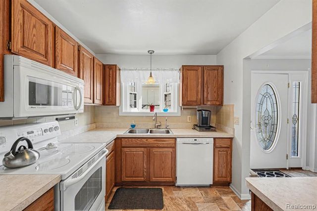 11869 Shenandoah Drive 4, South Lyon, MI 48178