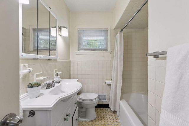 2131 Perry Avenue N, Golden Valley, MN 55422