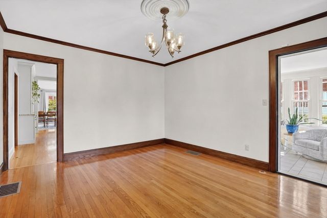 35 Shefford St, Springfield, MA 01107