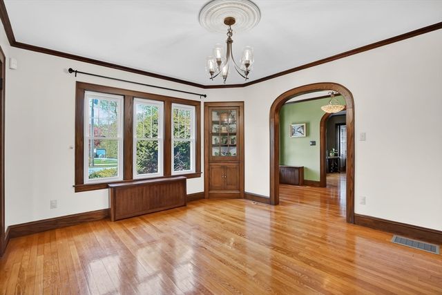 35 Shefford St, Springfield, MA 01107