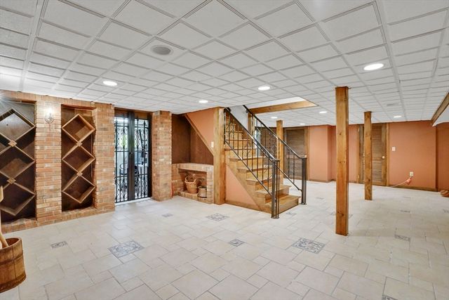 35 Shefford St, Springfield, MA 01107