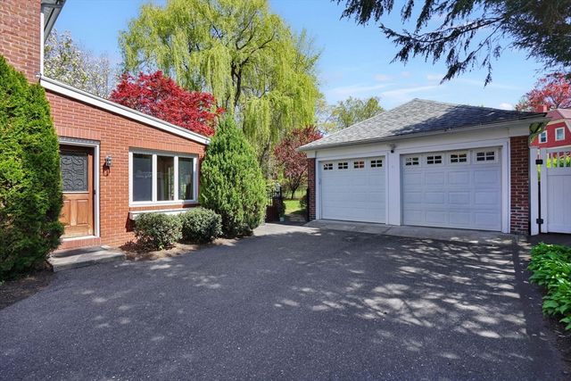 35 Shefford St, Springfield, MA 01107