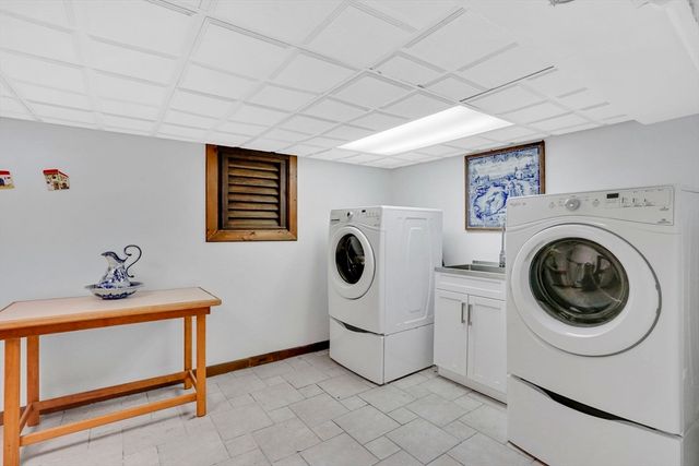 35 Shefford St, Springfield, MA 01107