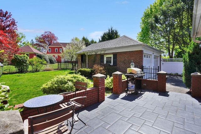 35 Shefford St, Springfield, MA 01107