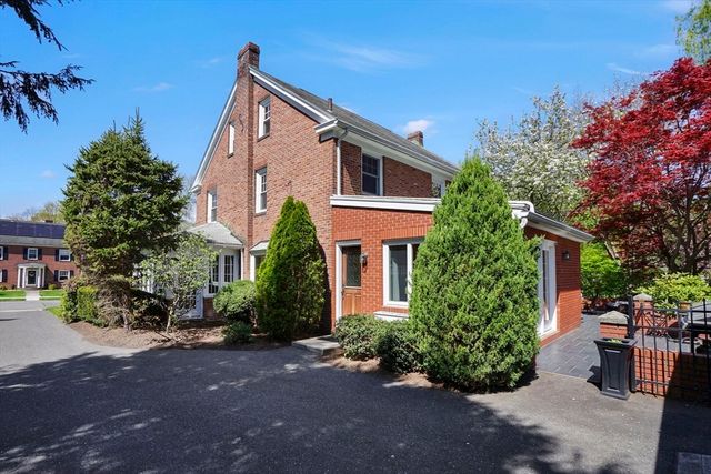 35 Shefford St, Springfield, MA 01107