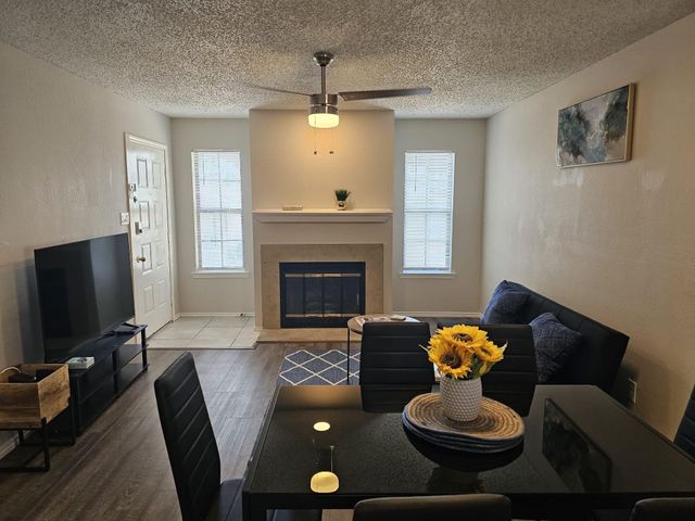 1728 Crest Point Drive, Arlington, TX 76012