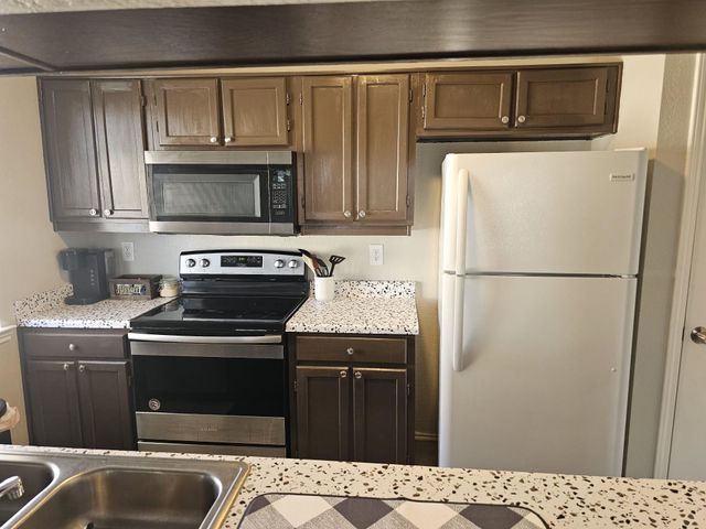 1728 Crest Point Drive, Arlington, TX 76012