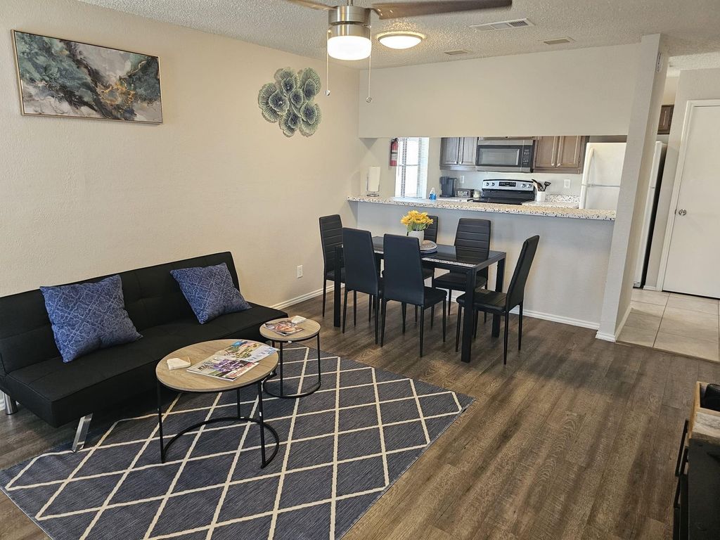 1728 Crest Point Drive, Arlington, TX 76012