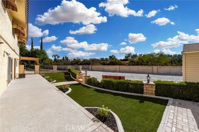 1922 Country Club Lane, Redlands, CA 92373