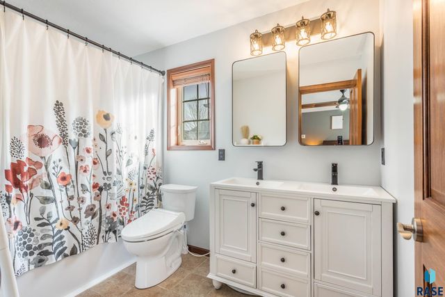 3141 S Newcastle Ct Court, Sioux Falls, SD 57110