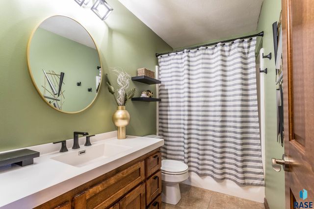 3141 S Newcastle Ct Court, Sioux Falls, SD 57110