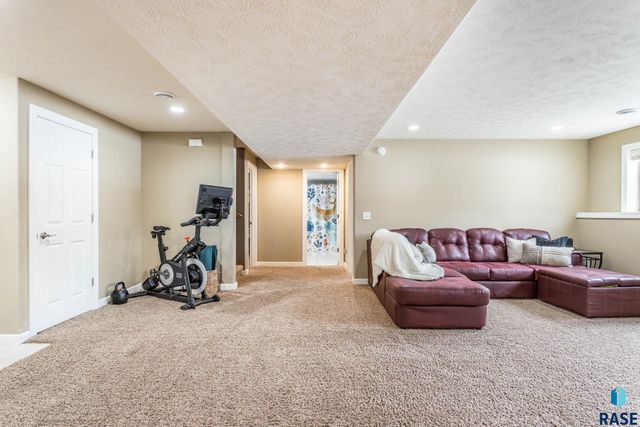 3141 S Newcastle Ct Court, Sioux Falls, SD 57110