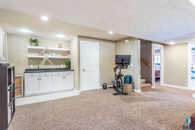 3141 S Newcastle Ct Court, Sioux Falls, SD 57110