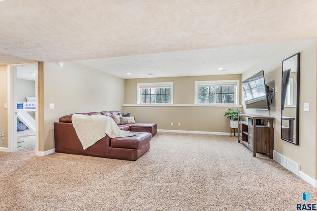 3141 S Newcastle Ct Court, Sioux Falls, SD 57110